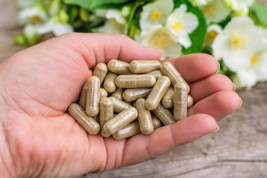 Yasemin yağı ve çiçekler. Seçici odaklanma. Doğa.