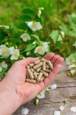 Yasemin yağı ve çiçekler. Seçici odaklanma. Doğa.