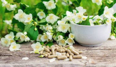 Yasemin yağı ve çiçekler. Seçici odaklanma. Doğa.