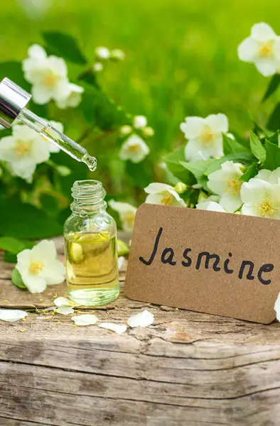 Yasemin yağı ve çiçekler. Seçici odaklanma. Doğa.