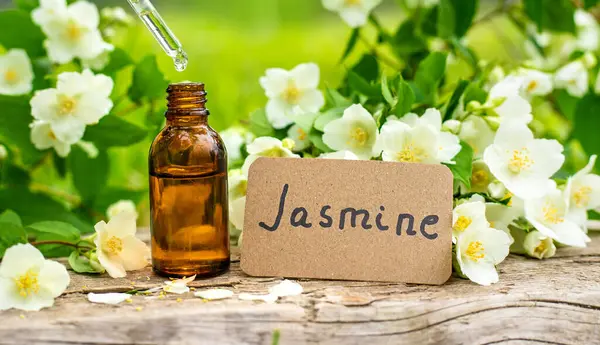 Yasemin yağı ve çiçekler. Seçici odaklanma. Doğa.