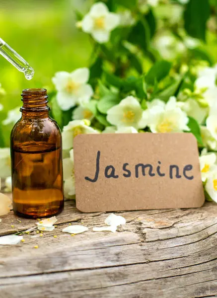 Yasemin yağı ve çiçekler. Seçici odaklanma. Doğa.