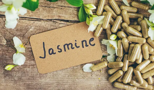 Yasemin yağı ve çiçekler. Seçici odaklanma. Doğa.