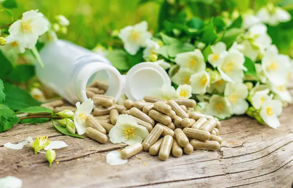 Yasemin yağı ve çiçekler. Seçici odaklanma. Doğa.