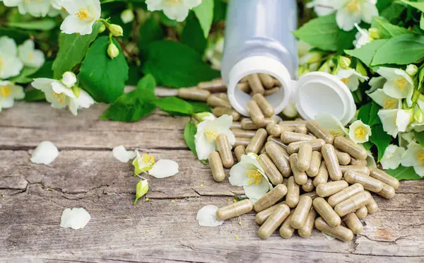 Yasemin yağı ve çiçekler. Seçici odaklanma. Doğa.