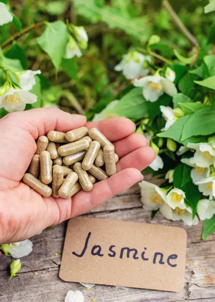 Yasemin yağı ve çiçekler. Seçici odaklanma. Doğa.