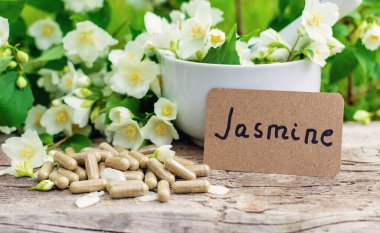 Yasemin yağı ve çiçekler. Seçici odaklanma. Doğa.