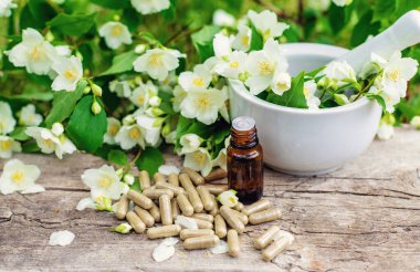 Yasemin yağı ve çiçekler. Seçici odaklanma. Doğa.