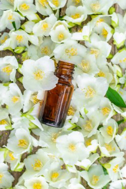 Yasemin yağı ve çiçekler. Seçici odaklanma. Doğa.