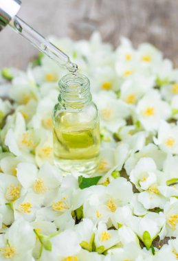 Yasemin yağı ve çiçekler. Seçici odaklanma. Doğa.