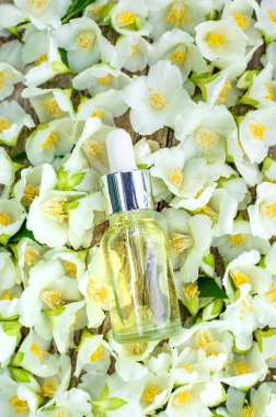 Yasemin yağı ve çiçekler. Seçici odaklanma. Doğa.