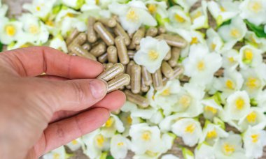 Yasemin yağı ve çiçekler. Seçici odaklanma. Doğa.