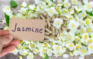 Yasemin yağı ve çiçekler. Seçici odaklanma. Doğa.