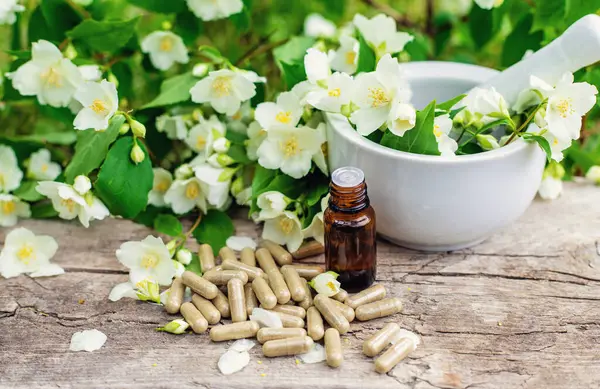 Yasemin yağı ve çiçekler. Seçici odaklanma. Doğa.