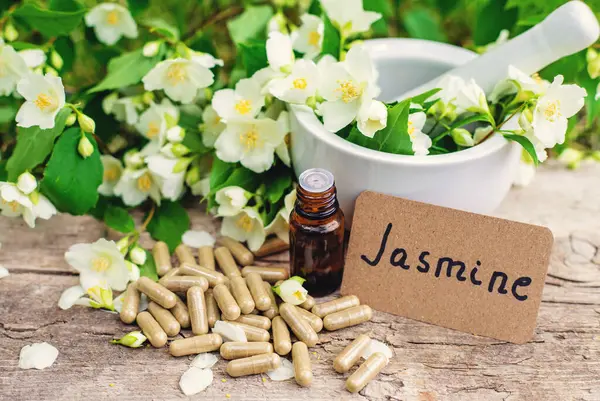 Yasemin yağı ve çiçekler. Seçici odaklanma. Doğa.