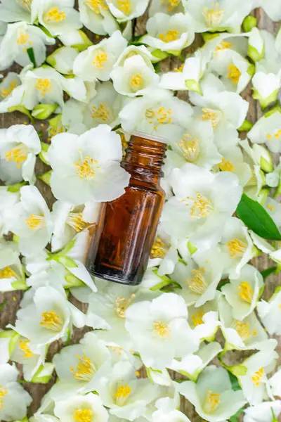 Yasemin yağı ve çiçekler. Seçici odaklanma. Doğa.