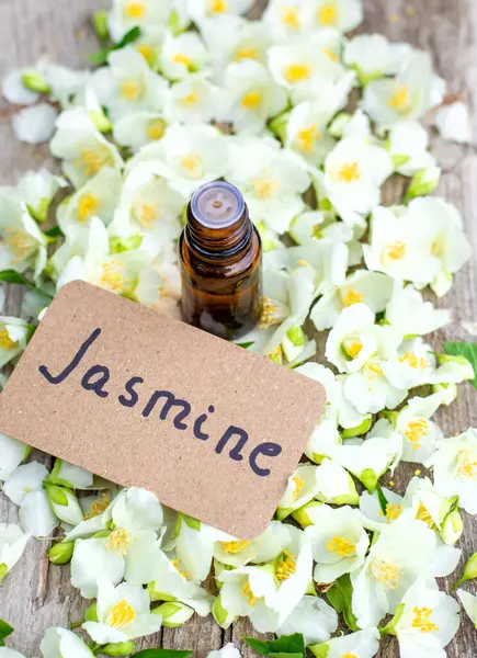 Yasemin yağı ve çiçekler. Seçici odaklanma. Doğa.