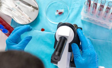 Laboratuvardaki kanı incele. Seçici odaklanma. ilaç.