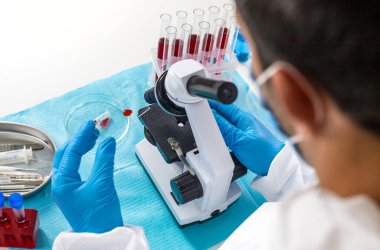 Laboratuvardaki kanı incele. Seçici odaklanma. ilaç.