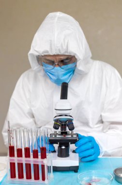 Laboratuvardaki kanı incele. Seçici odaklanma. ilaç.