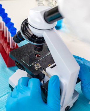 Laboratuvardaki kanı incele. Seçici odaklanma. ilaç.