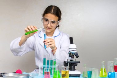 Laboratuvar araştırma test tüpleri reaksiyonları ve mikroskop. Seçici odaklanma. insanlar.