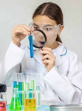 Laboratuvar araştırma test tüpleri reaksiyonları ve mikroskop. Seçici odaklanma. insanlar.