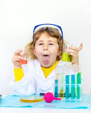 Test tüpleri, reaktörleri ve mikroskobu olan bir çocuğun laboratuvar incelemesi. Seçici odaklanma. çocuk.