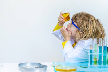 Test tüpleri, reaktörleri ve mikroskobu olan bir çocuğun laboratuvar incelemesi. Seçici odaklanma. çocuk.
