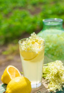 Yaşlı çiçeklerden şampanya. Seçici odaklanma. iç.