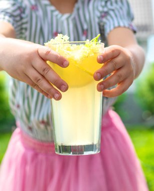 Yaşlı çiçeklerden şampanya. Seçici odaklanma. iç.