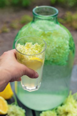 Yaşlı çiçeklerden şampanya. Seçici odaklanma. iç.