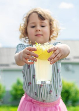 Yaşlı çiçeklerden şampanya. Seçici odaklanma. iç.