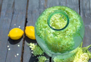 Yaşlı çiçeklerden şampanya. Seçici odaklanma. iç.