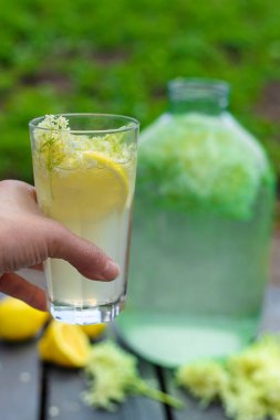 Yaşlı çiçeklerden şampanya. Seçici odaklanma. iç.