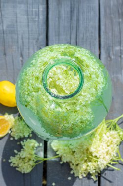 Yaşlı çiçeklerden şampanya. Seçici odaklanma. iç.