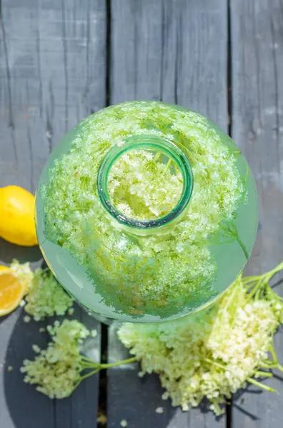 Yaşlı çiçeklerden şampanya. Seçici odaklanma. iç.