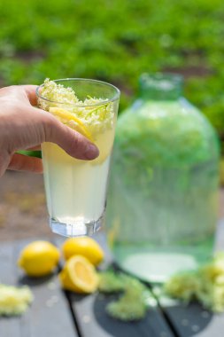 Yaşlı çiçeklerden şampanya. Seçici odaklanma. iç.