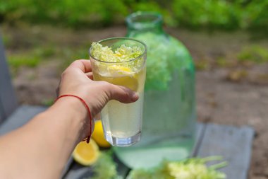 Yaşlı çiçeklerden şampanya. Seçici odaklanma. iç.