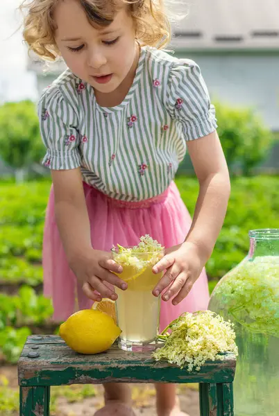 Yaşlı çiçeklerden şampanya. Seçici odaklanma. iç.