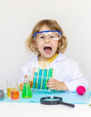 Test tüpleri, reaktörleri ve mikroskobu olan bir çocuğun laboratuvar incelemesi. Seçici odaklanma. çocuk.