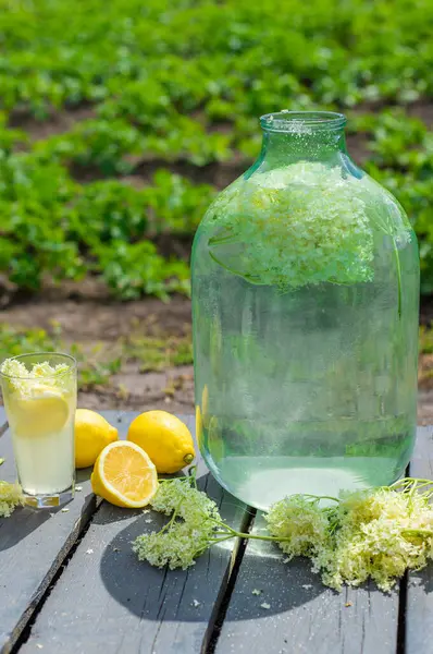 Yaşlı çiçeklerden şampanya. Seçici odaklanma. iç.