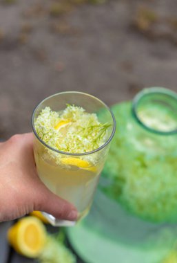 Yaşlı çiçeklerden şampanya. Seçici odaklanma. iç.