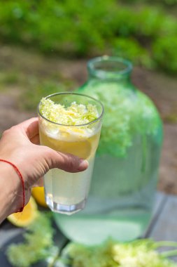 Yaşlı çiçeklerden şampanya. Seçici odaklanma. iç.