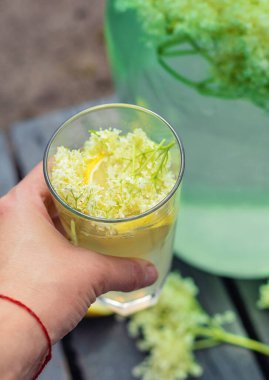 Yaşlı çiçeklerden şampanya. Seçici odaklanma. iç.