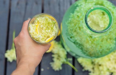 Yaşlı çiçeklerden şampanya. Seçici odaklanma. iç.