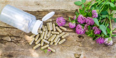 Kırmızı Yonca Özütü ve İlaveleri. Seçici Odaklanma. Doğa.