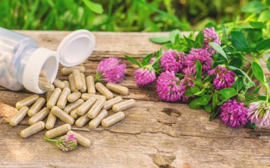 Kırmızı Yonca Özütü ve İlaveleri. Seçici Odaklanma. Doğa.