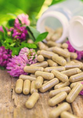 Kırmızı Yonca Özütü ve İlaveleri. Seçici Odaklanma. Doğa.