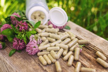 Kırmızı Yonca Özütü ve İlaveleri. Seçici Odaklanma. Doğa.